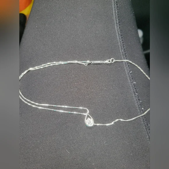 Elegant Silver Teardrop Pendant Necklace - Picture 3 of 3